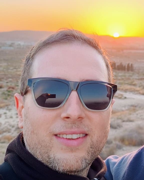 Rodri sonriendo con gafas de sol al atardecer